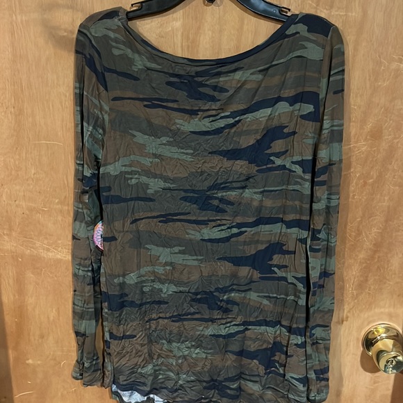 🤎💚Nwt awesome camo front pocket tee size medium - Picture 6 of 6